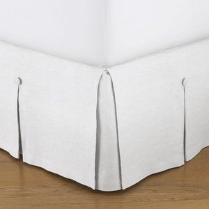 Pottery Barn King  White Bedskirt Pleated Button Very Good Pre-Owned.